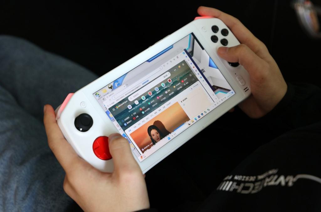 未来人类掌机:超越游戏的多元利器