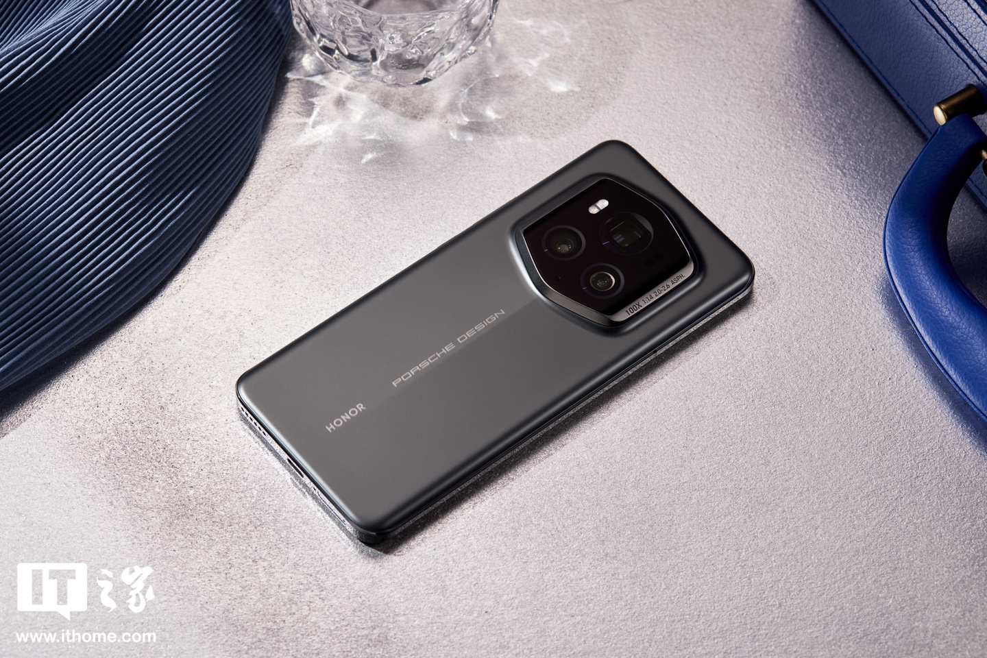 Honor Magic6 RSR Porsche Design Penghargaan Gambar Telefon Bimbit: Porsche Hexagon, mereplikasi warna dan tekstur asal kereta sport tersebut