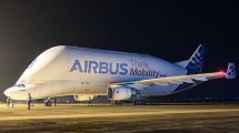 에어버스 벨루가(Airbus Beluga) 수송기가 H175 헬리콥터를 탑재한 최초의 중국 도착