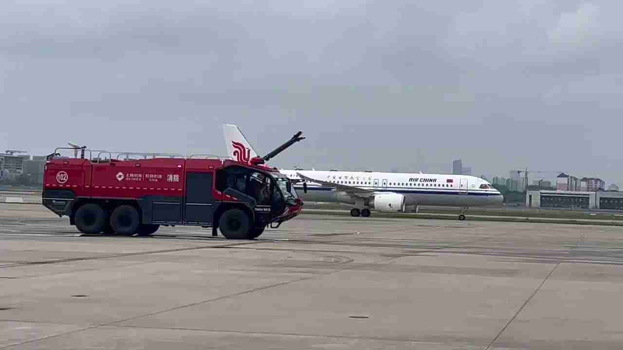 国产大飞机 c919 身披五星红旗首航，获民航最高礼仪“过水门”