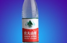 Photoshop快速抠出透明的矿泉水瓶换背景