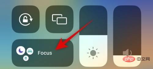 How to dim the always-on display on iPhone 14 Pro