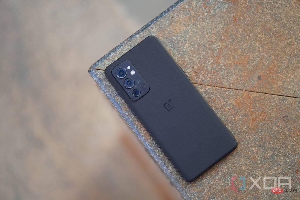 OnePlus 9RT lwn Apple iPhone 12: Telefon pintar manakah yang patut anda beli?