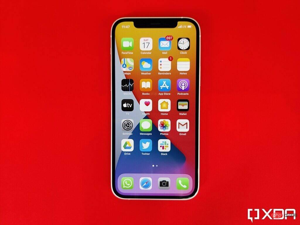 OnePlus 9RT lwn Apple iPhone 12: Telefon pintar manakah yang patut anda beli?