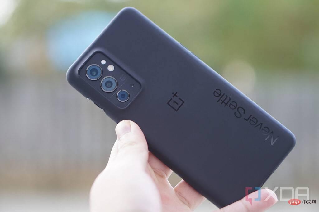 OnePlus 9RT vs Apple iPhone 12 : quel smartphone acheter ?