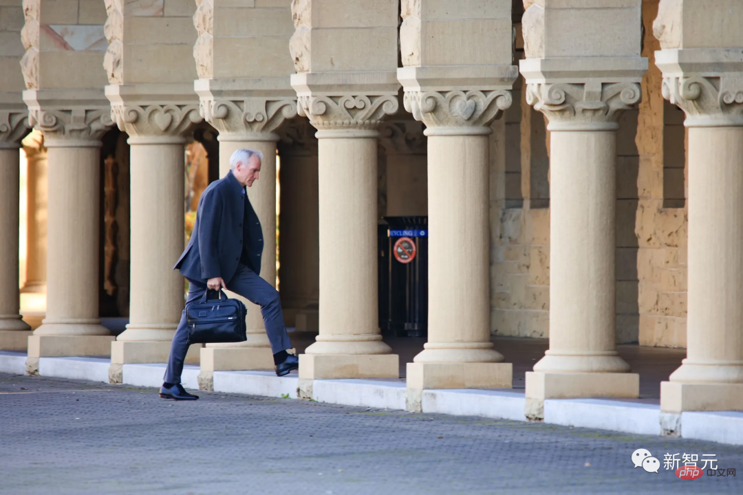 Tuduhan salah laku akademik terhadap presiden Stanford meningkat lagi! Artikel sepanjang 10,000 perkataan dalam akhbar sekolah mempersoalkan penipuan, dan pengetua dengan marah menghantar e-mel kepada seluruh sekolah untuk membuktikan dia tidak bersalah.