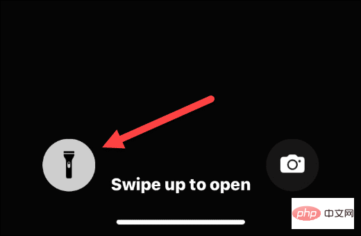 如何在 iPhone 上打开或关闭手电筒
