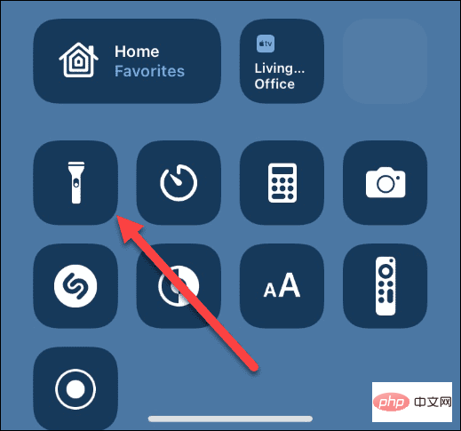 如何在 iPhone 上打开或关闭手电筒