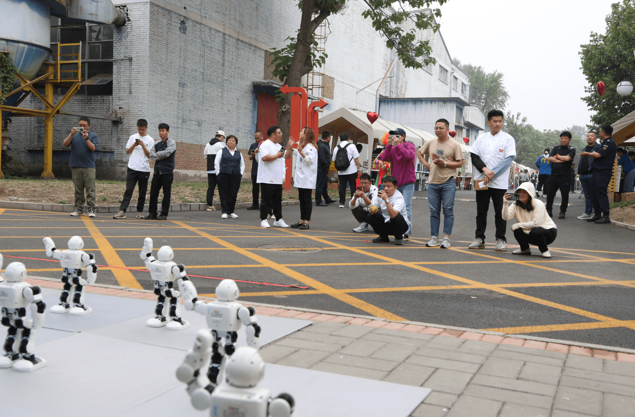 京城尚德首届“机器人潮玩市集”火热进行中，现场科技感氛围拉满