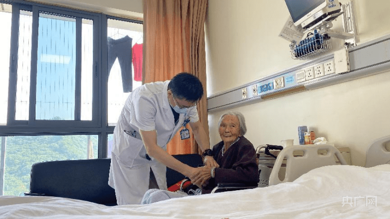 達文西機器人為96歲奶奶完成結腸癌微創手術