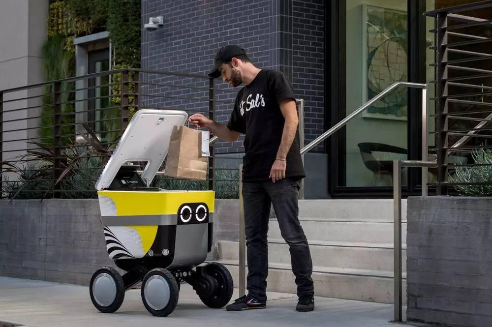 Uber déploie une armée de 2 000 robots pour parvenir à une livraison autonome de nourriture aux États-Unis dici 2026