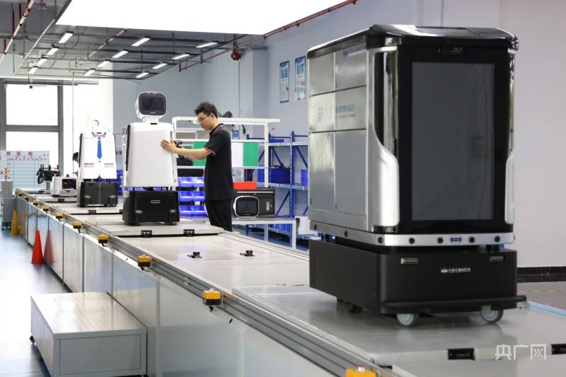 Fuzhou, Fujian : la production et les ventes de robots de service intelligents sont en plein essor