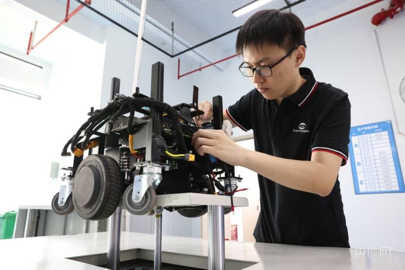 Fuzhou, Fujian : la production et les ventes de robots de service intelligents sont en plein essor