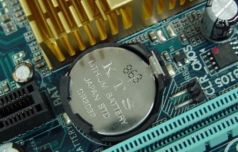 Check the location of the battery on the win7 computer motherboard