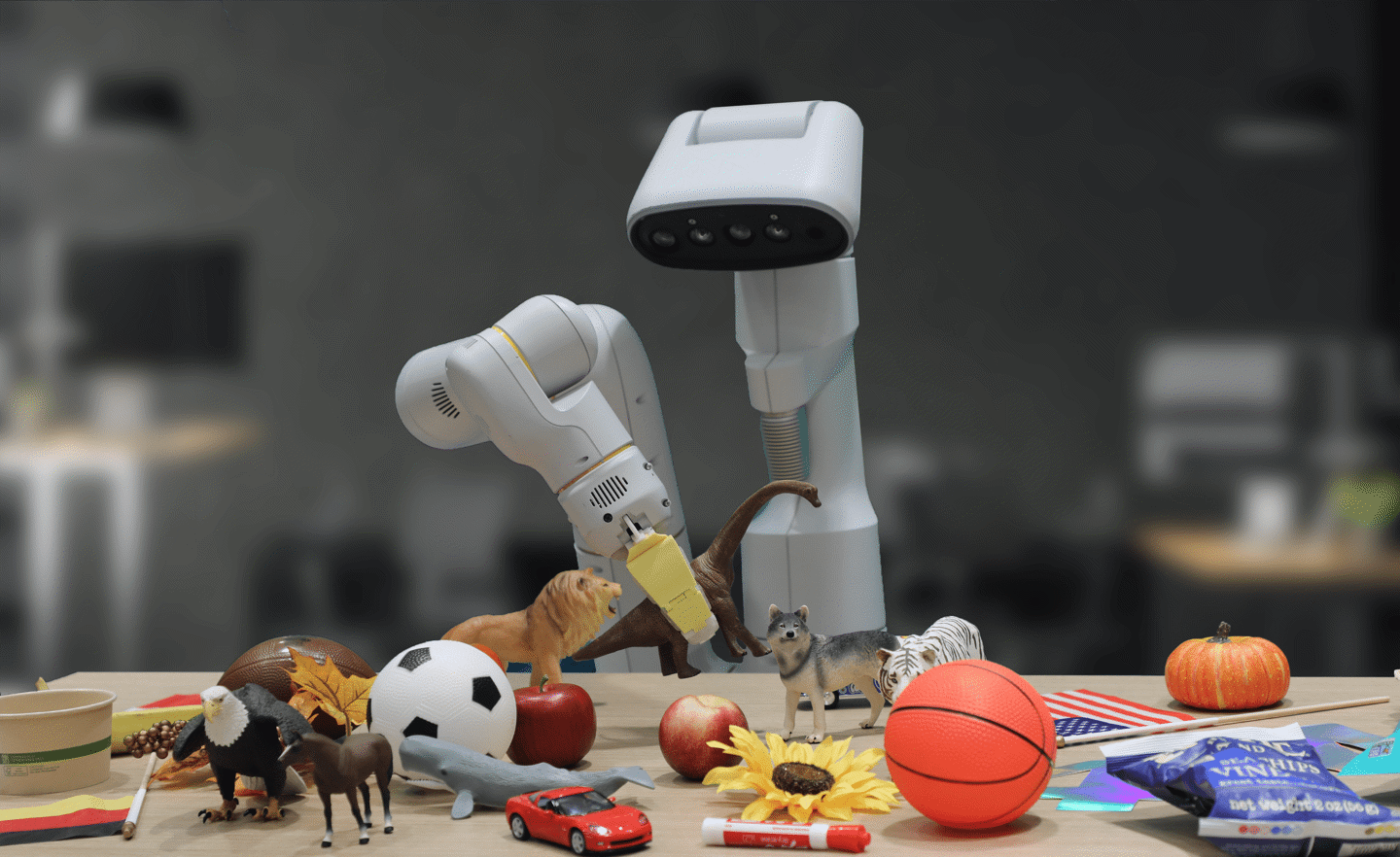 谷歌推出RT-2视觉语言动作模型，使机器人能够掌握垃圾丢弃技能