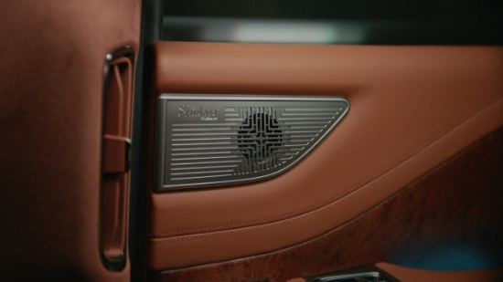 揭露百万级座驾：探索U8内饰的科技魅力，五屏联动和豪华音响展示豪车的尊贵