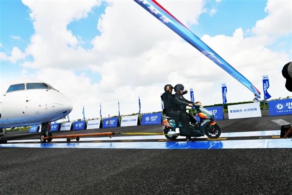 Chinese electric vehicle brand Xiaodao Electric Vehicle is the first of its kind: it successfully pulls an airplane with a two-wheeled electric vehicle!