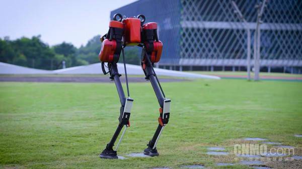 中国初の大型ダチョウ型二足歩行ロボット「猿王」が公開、赤いシャツを着た