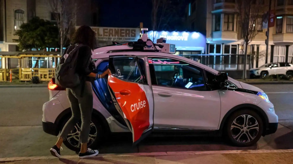 Un accident de voiture autonome à San Francisco suscite des inquiétudes : un véhicule de croisière entre en collision avec un camion de pompiers