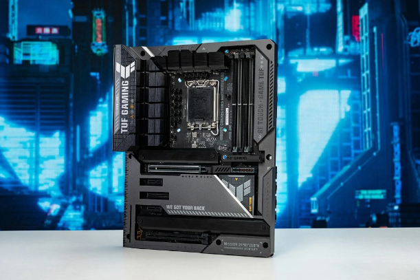 ASUS Z790-Schnittstelle auf der Rückseite des Motherboards enthüllt: Grafikkarten-Stromversorgungssteckplatz rückt in den Mittelpunkt!