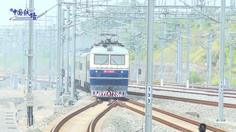 The Chang-Jing-Huang High-speed Railway (Nanchang-Jingdezhen-Huangshan) has entered the joint debugging and testing stage: the entire journey is 300 kilometers, and the design speed is 350 kilometers per hour.