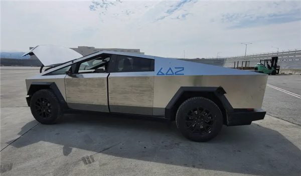 Tesla Cybertruck, 더욱 자세한 사진 공개, 듀얼 모터 버전 공개