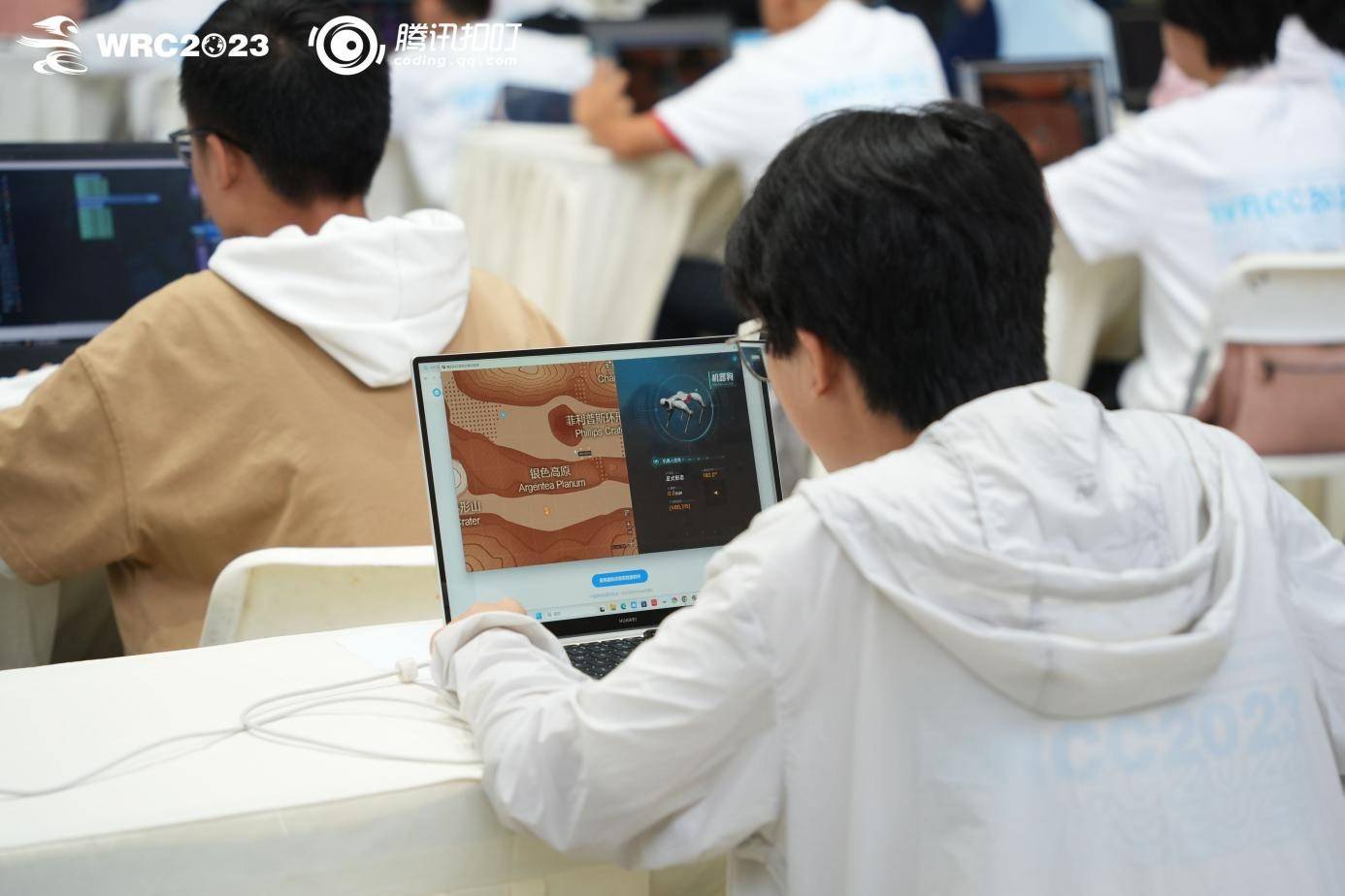 Le robot virtuel dexploration de Mars démontre sa combinaison de virtuel et de réalité lors du concours mondial de robots de Kunming