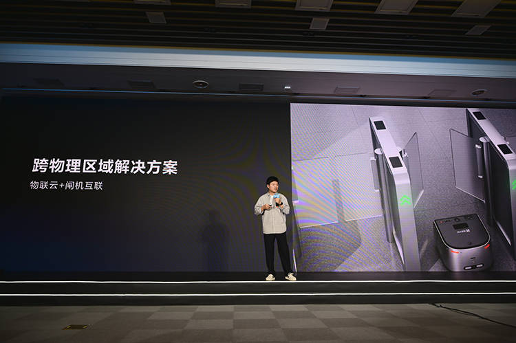 萤石发布AI扫拖宝 RS20 Pro：深度学习加持 智能清洁新体验