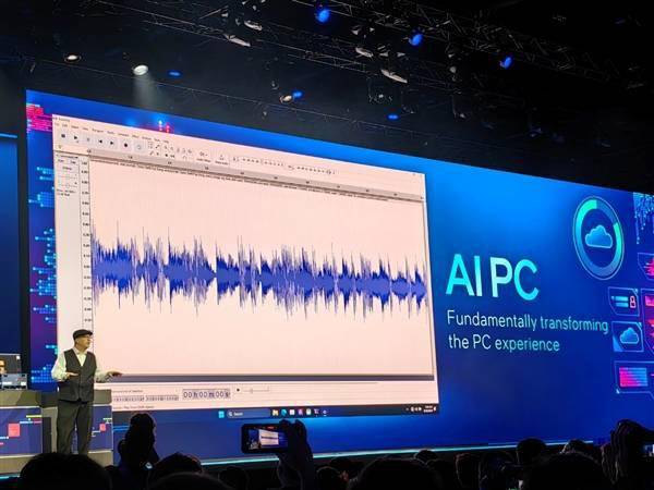 AI PC：千载难逢的行业救星！Intel预计明年可达数千万台