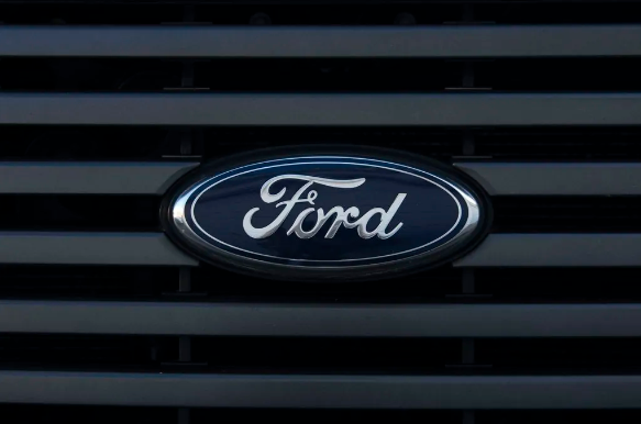 Ford annonce le report dun plan dinvestissement de 12 milliards de dollars dans les véhicules électriques et ajuste sa stratégie électrique