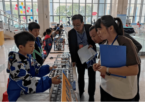 Bandar Nanyang telah berjaya mengadakan Pertandingan Robot Remaja Ke-6