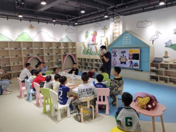 In Zhaoxiang Park, the children encountered a journey of exploration with intelligent robots