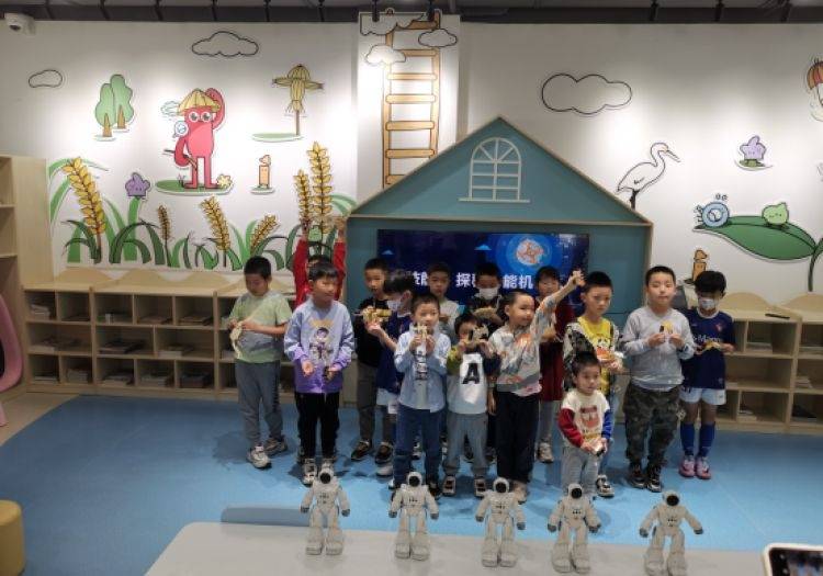 In Zhaoxiang Park, the children encountered a journey of exploration with intelligent robots