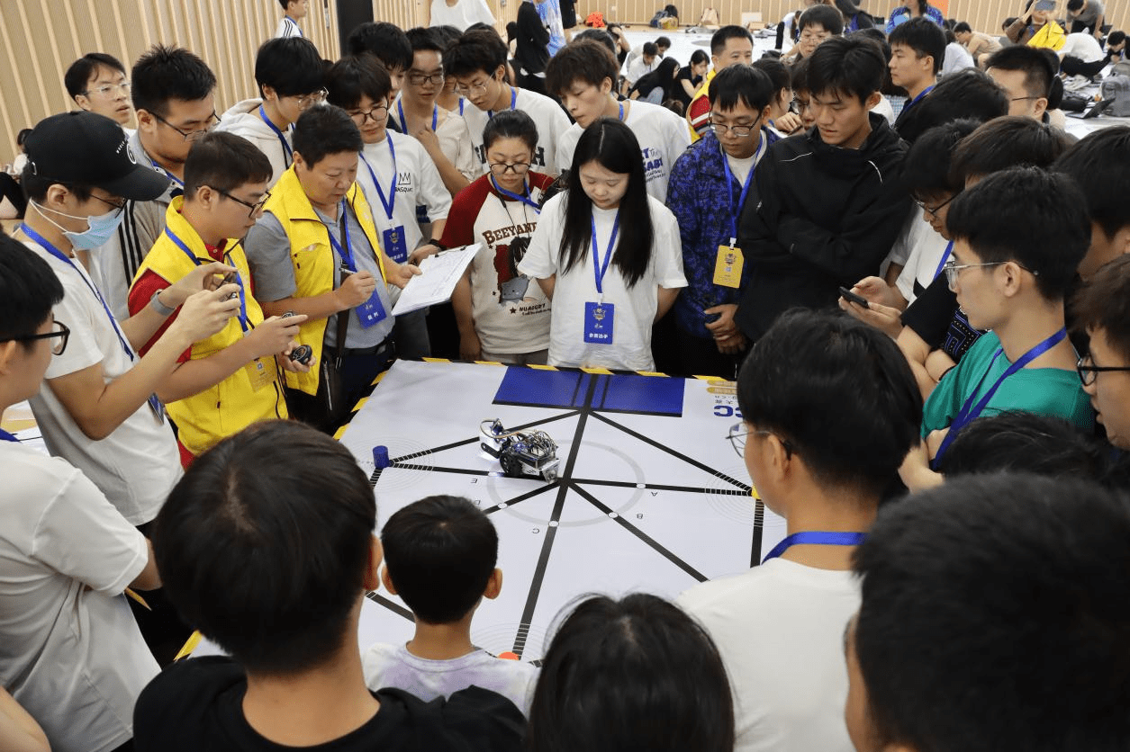 Le Forum de formation des futurs ingénieurs exceptionnels 2023 basé sur lintégration de lindustrie et de léducation sest tenu en grande pompe au siège de la base de robots XbotPark.