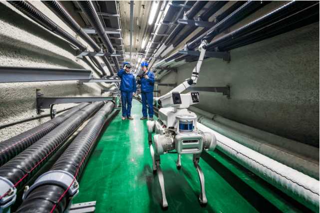 The Underground Guardian of the Asian Games appeared at the Shanghai International Electric Power Exhibition, demonstrating the full-process inspection of robot dogs on behalf of humans