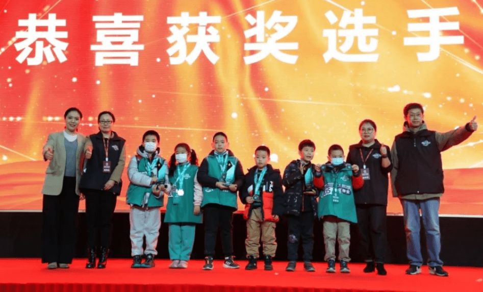 New Oriental fournit un soutien total au Concours mondial de robots - Concours de conception de robots pour les jeunes