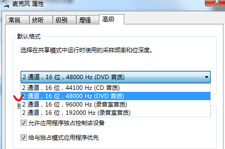 What should I do if the computer microphone makes a loud current when plugged in?