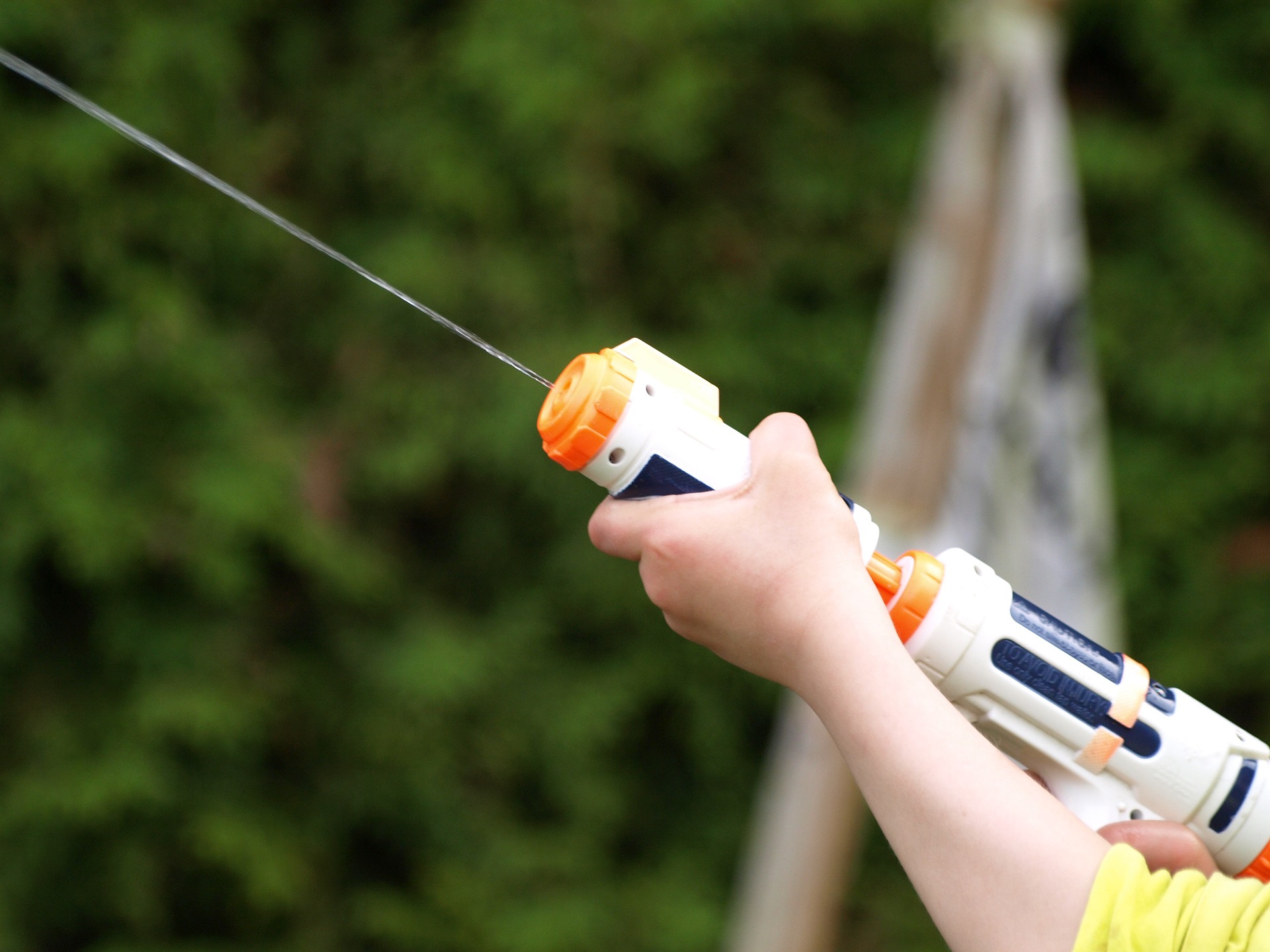 I use a high-tech water gun and I become the most eye-catching person in the swimming pool?