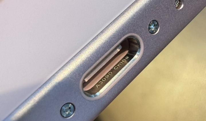 iPhone 15隐藏的细节:USB-C接点颜色与机身相同,USB-C孔藏着型号与产地！