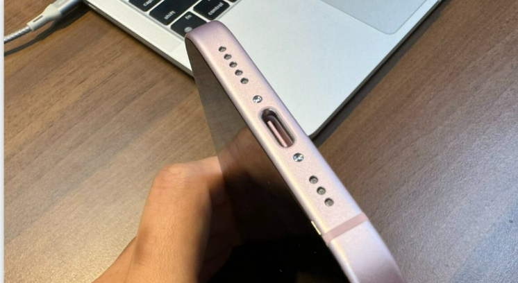 iPhone 15隐藏的细节:USB-C接点颜色与机身相同,USB-C孔藏着型号与产地！