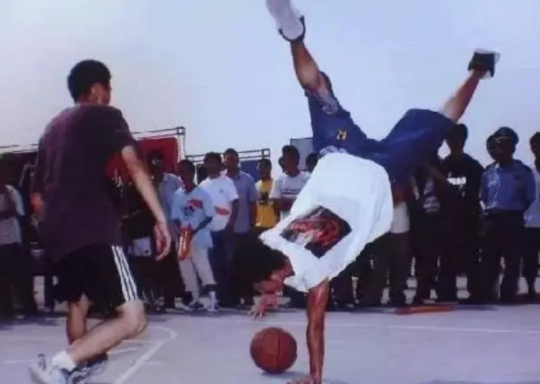 En accordant la même attention à lhéritage culturel et aux jeux, les matchs de basket-ball de rue ont une fois de plus enflammé la passion pour le basket-ball.