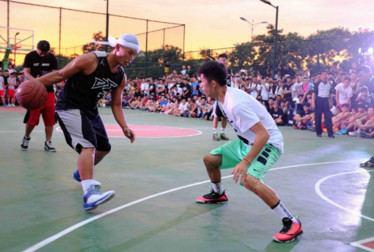 Straßenbasketballspiele legen gleichermaßen großen Wert auf die Vermittlung von Kultur und Spielen und entfachen so erneut die Leidenschaft für Basketball