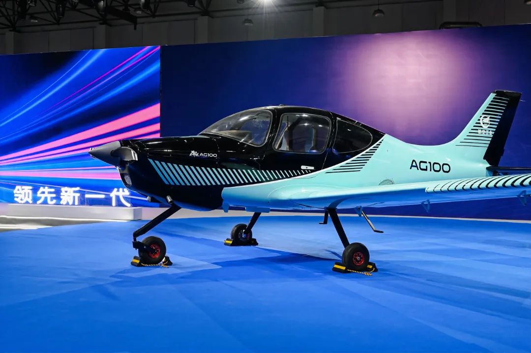 国产新一代民用初级教练机“领雁”AG100 下线交付，配备自动驾驶系统