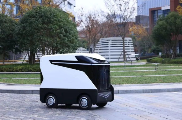 纵目科技推出全新能源机器人“FlashBot闪电宝”，助力新能源汽车充电智能化