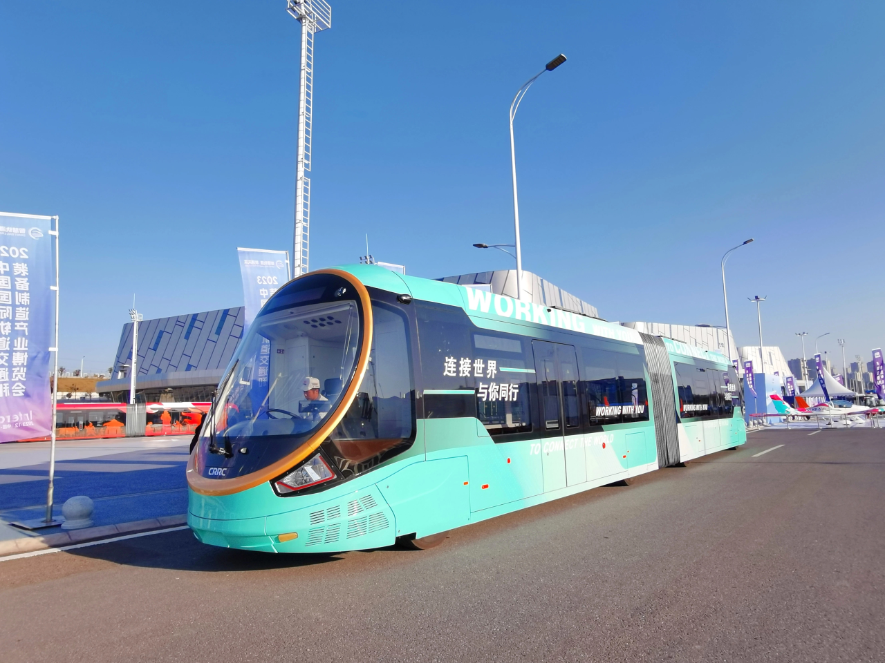 中国中车新一代超级虚拟轨道列车“甬创号”首次亮相宁波：最快 77km/h，续航超 200 公里