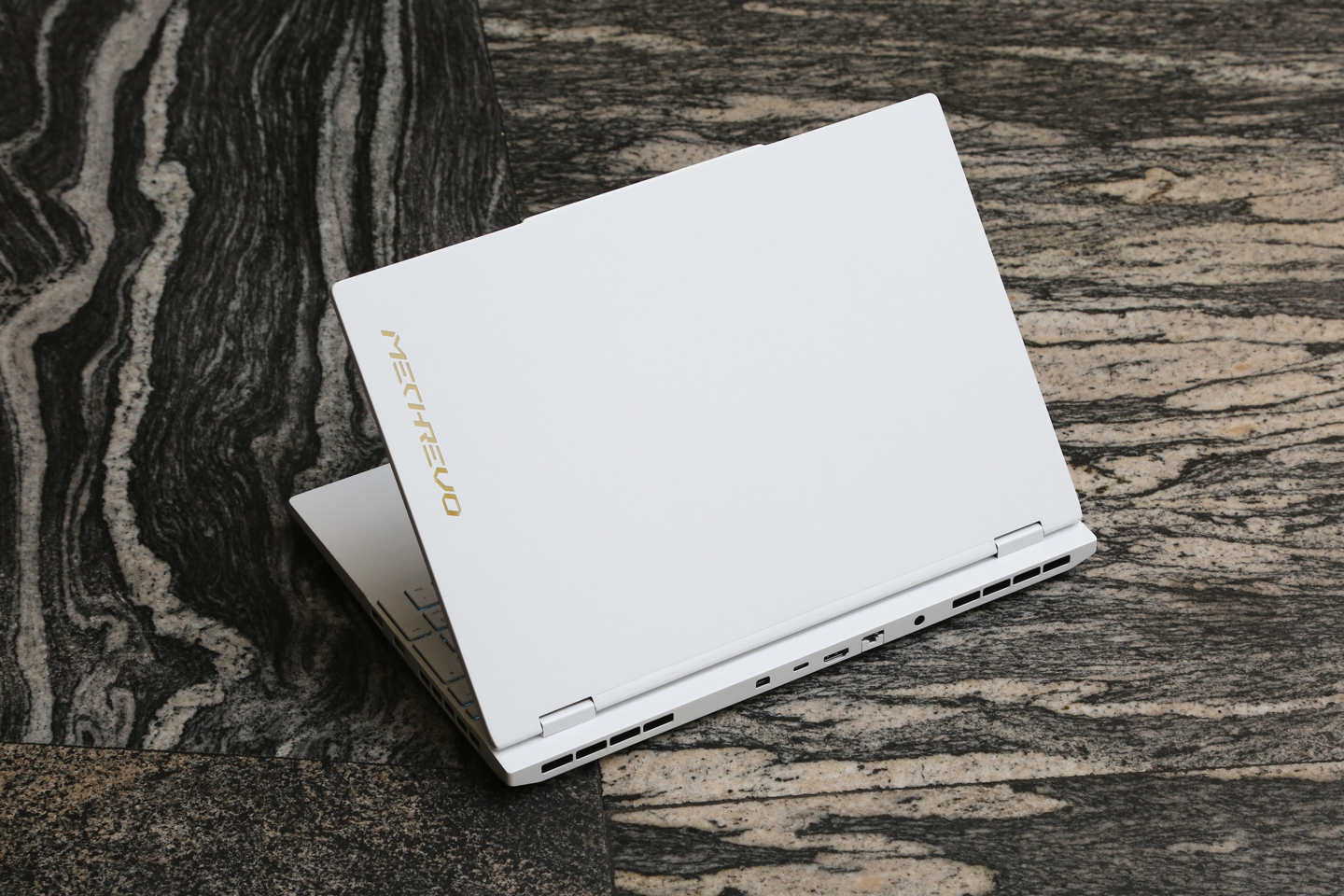 曝光：机械革命新款翼龙 15 Pro 游戏本亮相，配置强悍：AMD R7 8845H + RTX 4060，轻薄便携