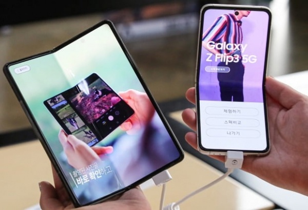 Il est rapporté que Samsung utilisera de nouvelles technologies pour réduire le coût des écrans pliables et contribuer à réduire le prix des téléphones mobiles pliables.