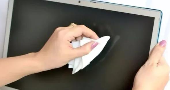 How to clean Apple laptop screen