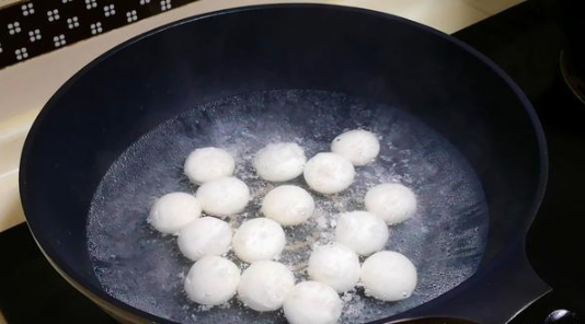 Ant Manor February 24: In order to prevent the glutinous rice balls from sticking to the bottom of the pot, you should