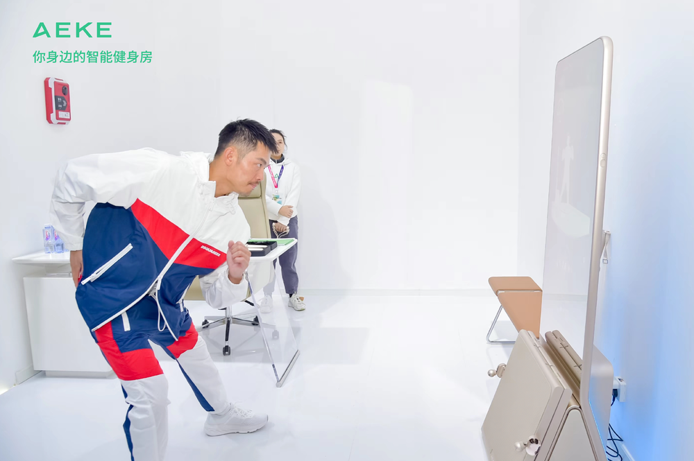 Le champion olympique Lin Dan est apparu à la conférence de lancement du nouveau produit de lAEKE pour découvrir et révéler lAEKE Power Mirror A1.